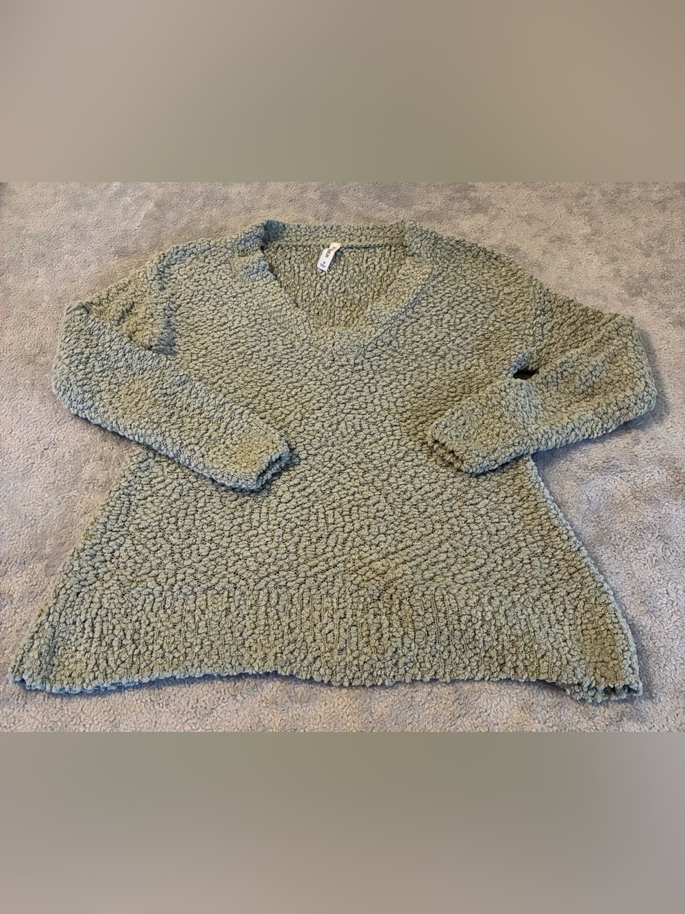 Zenana Outfitters Women's Sage Green V-Neck Textured Pullover Size Small